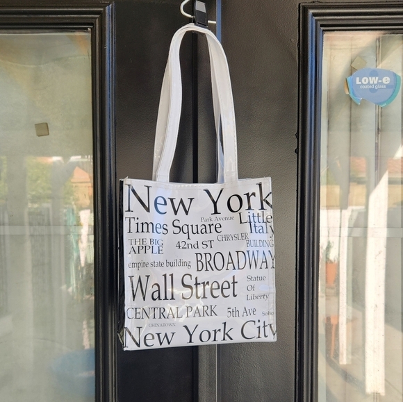 Handbags - Vintage New York Statement Tote -Classic 🤩USED FOR MY LUNCH‎ BAG